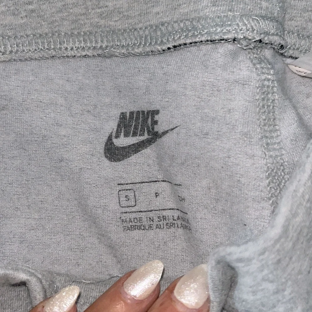 NIKE - Picture 3 of 3
